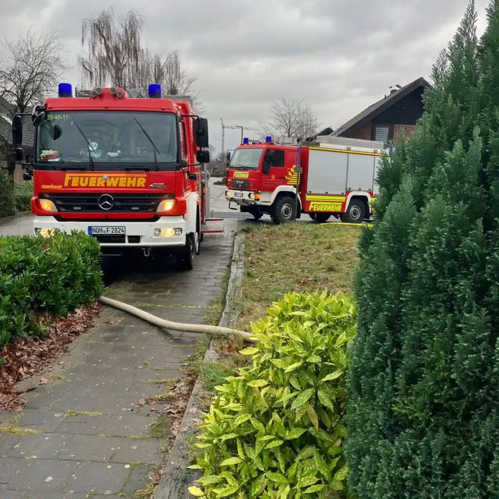 Feuerwehrfahrzeuge vor Gebäude