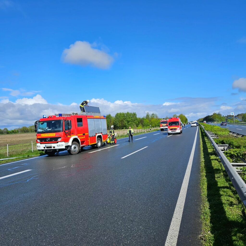 Einsatzfahrzeuge der Feuerwehr auf der Autobahn
