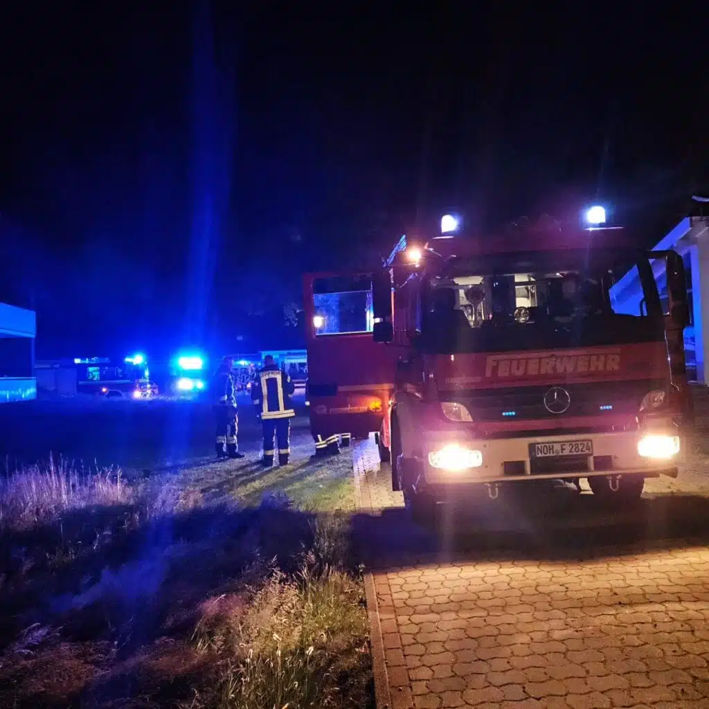 Feuerwehrfahrzeuge bei Nacht
