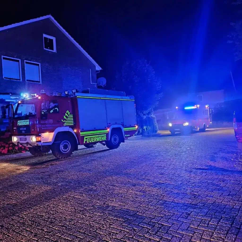 Feuerwehrfahrzeuge bei Nacht