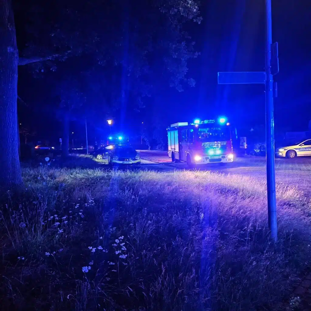 Feuerwehrfahrzeuge bei Nacht