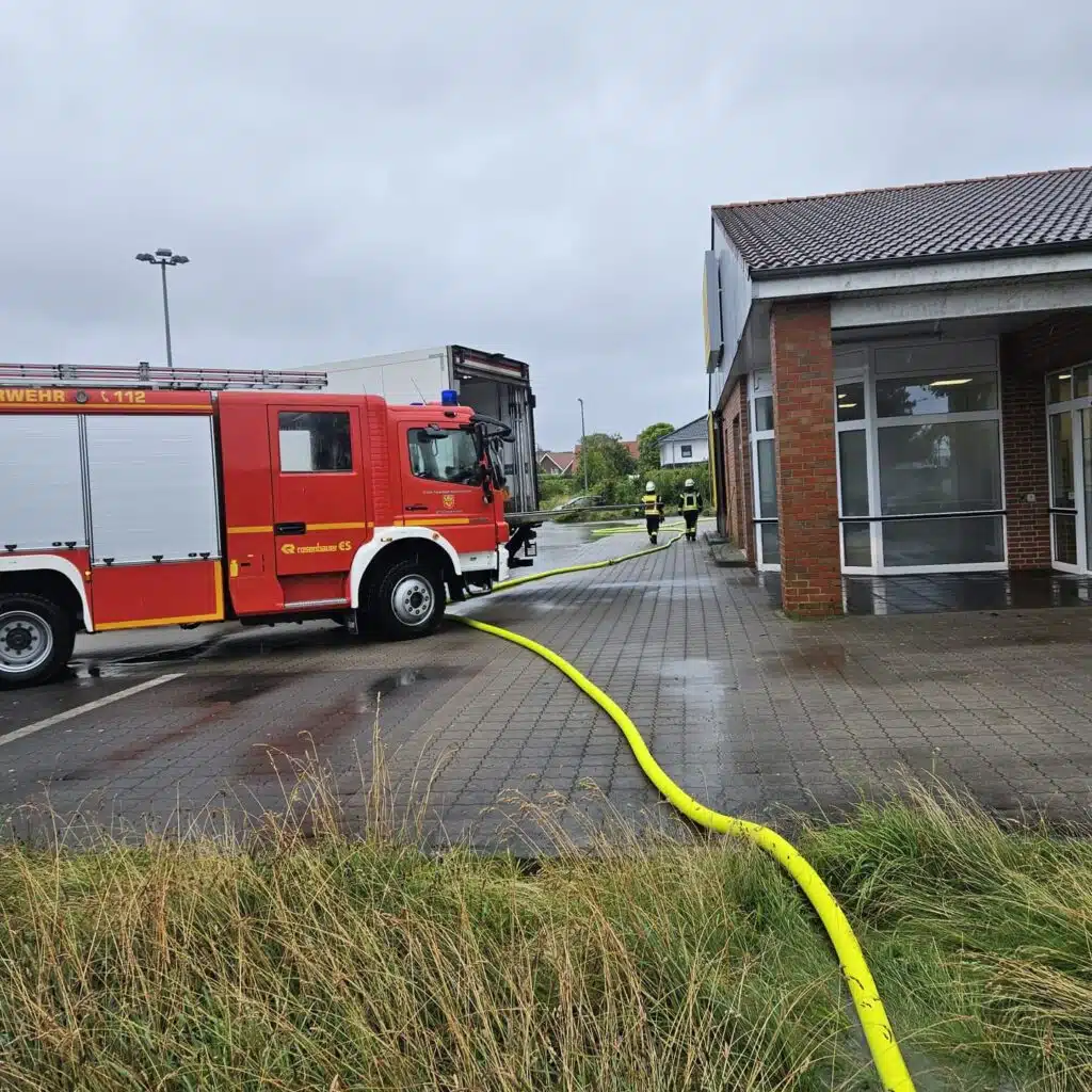 Feuerwehrfahrzeug mit Schlauch