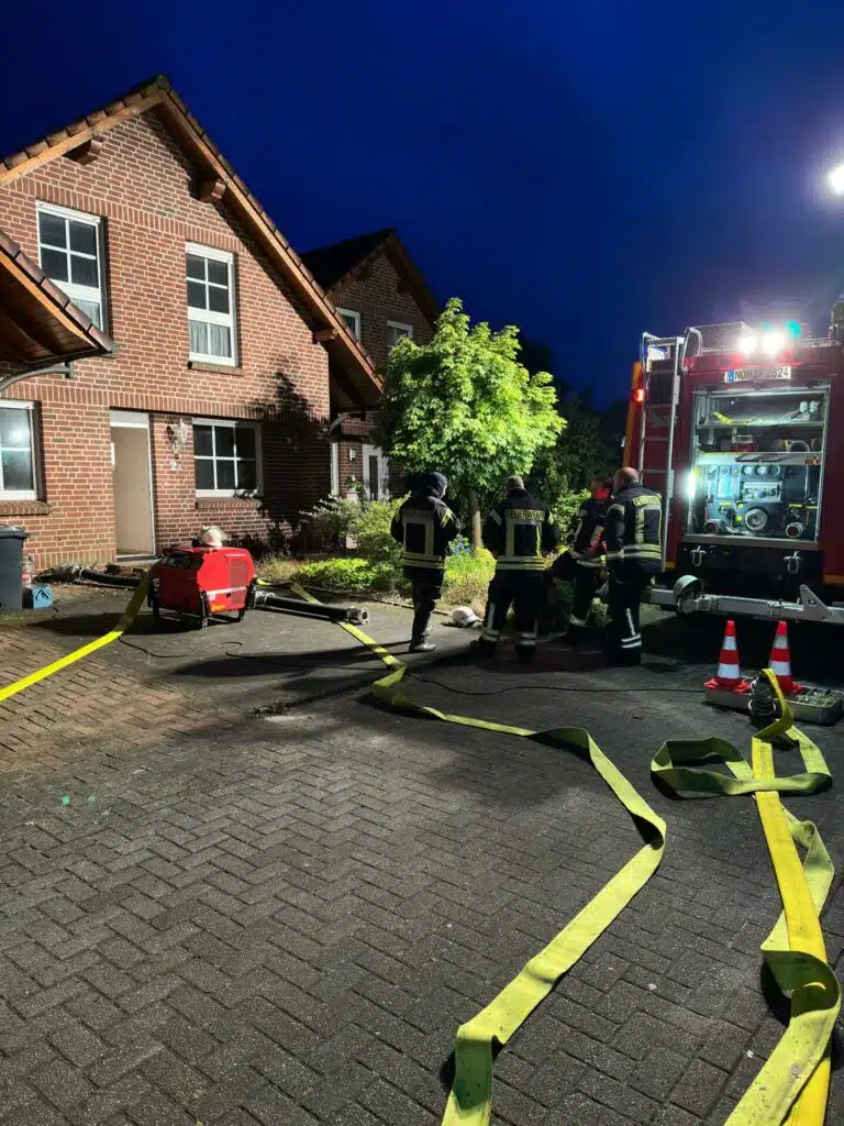 Feuerwehr vor Gebäude