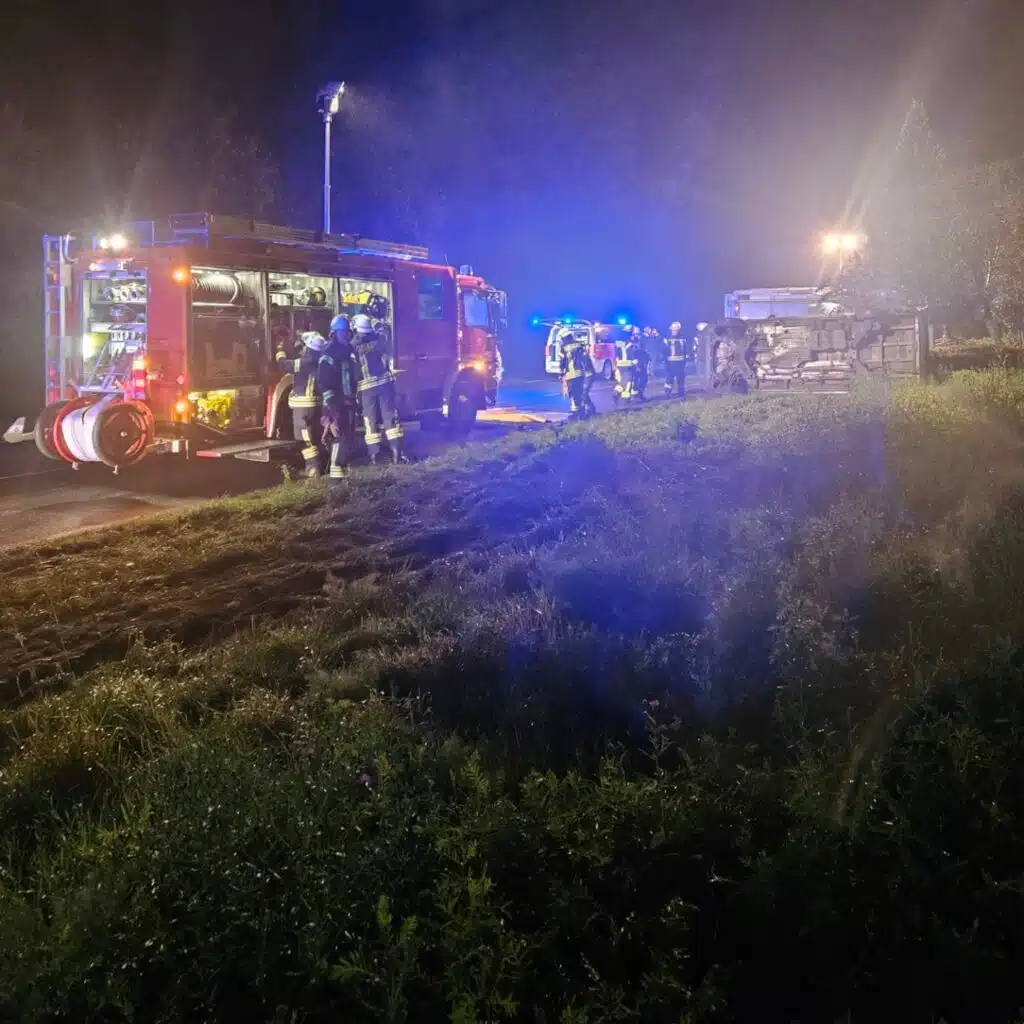 Feuerwehrleute am Feuerwehrfahrzeug