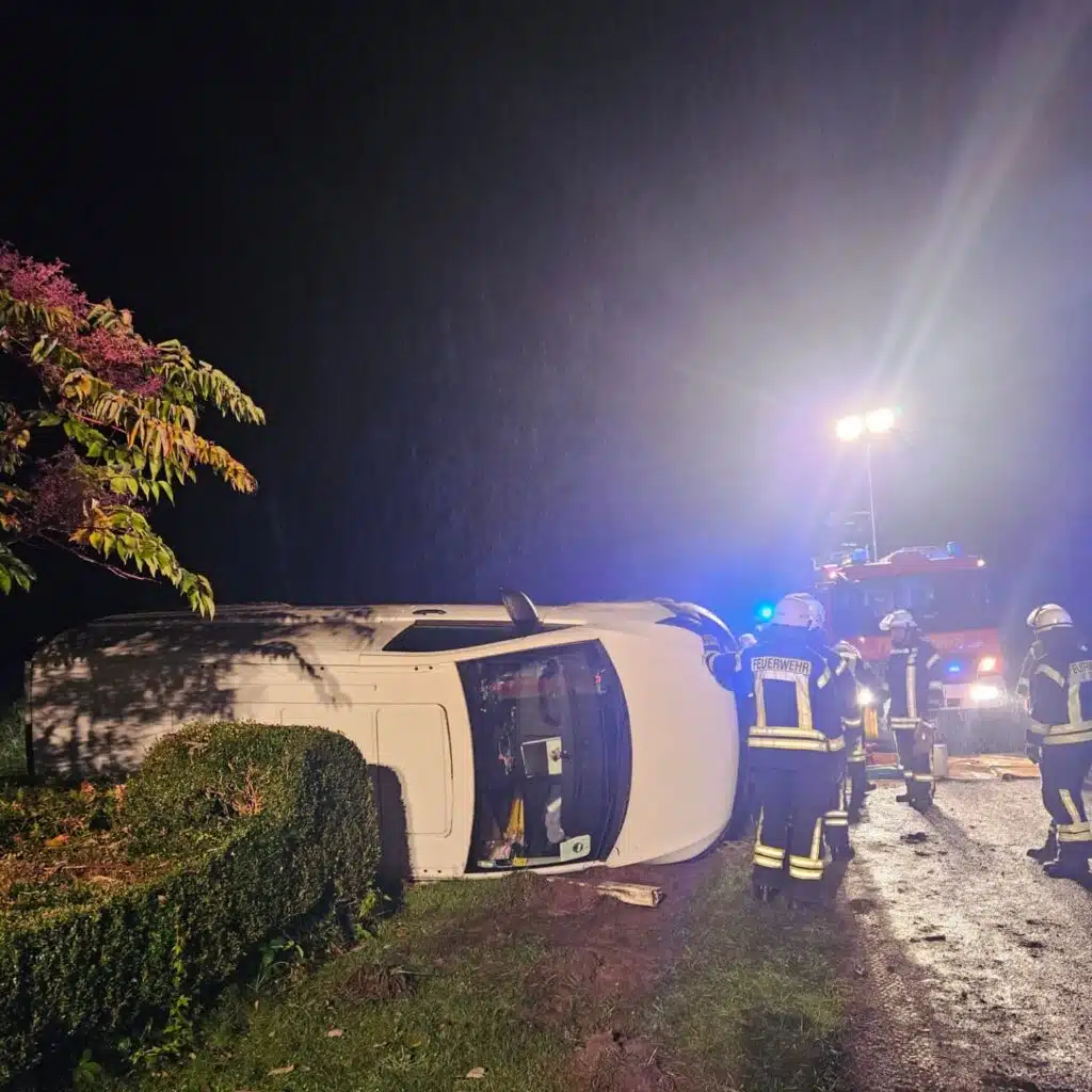 Umgestürztes Fahrzeug