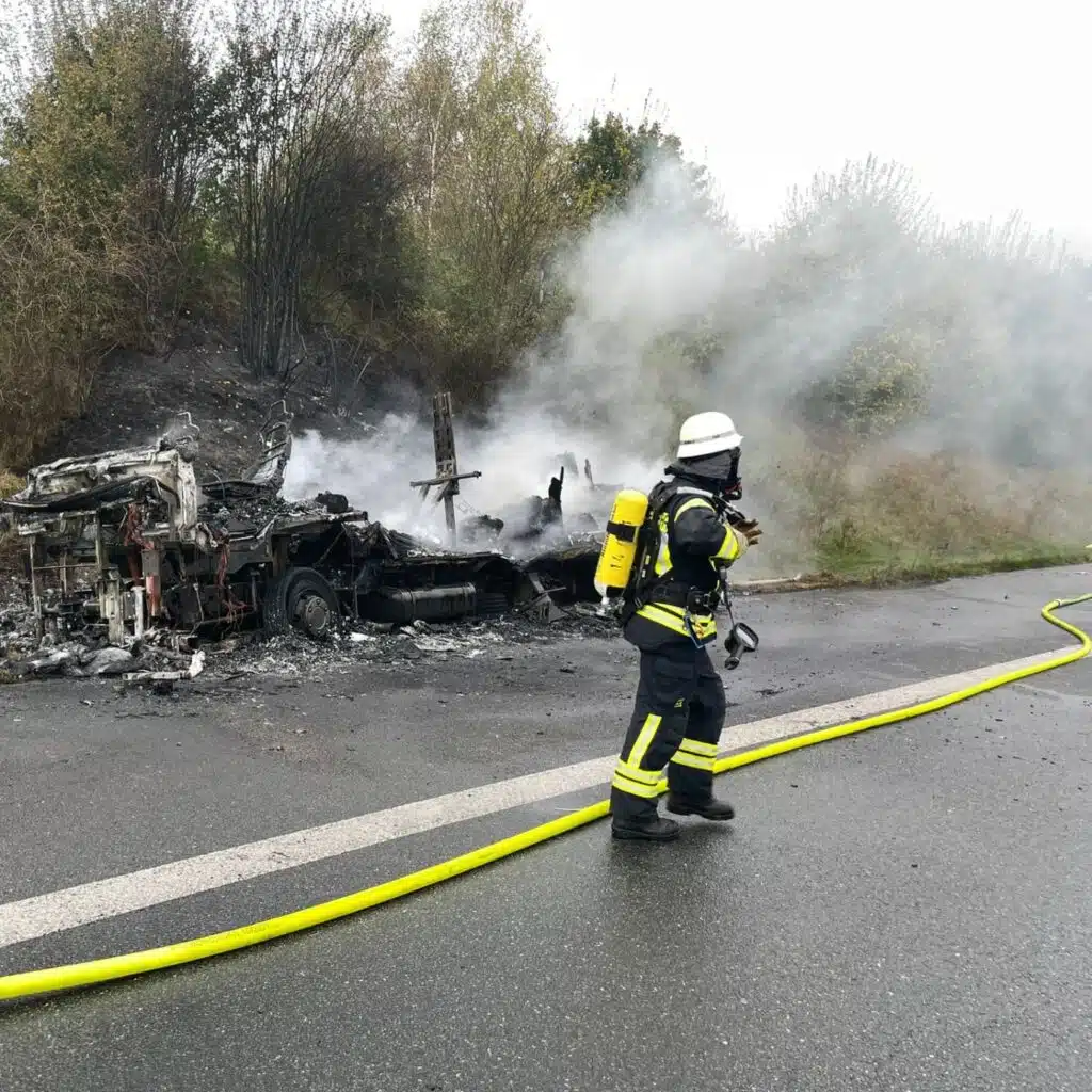 Ausgebranntes Fahrzeug auf dem Standstreifen