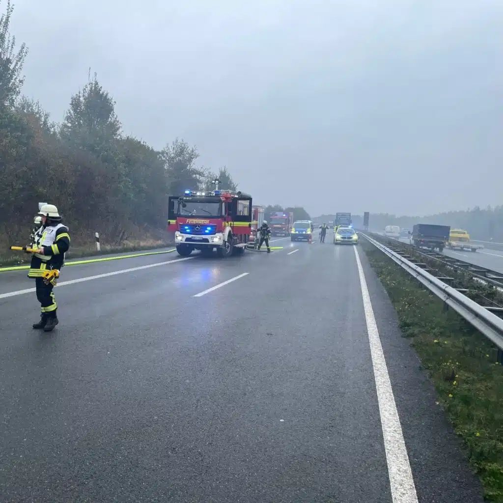 Feuerwehr und Polizei auf der Autobahn