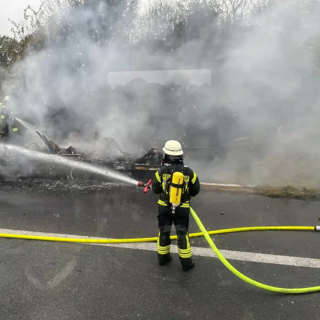 Feuerwehr mit Strahlrohr