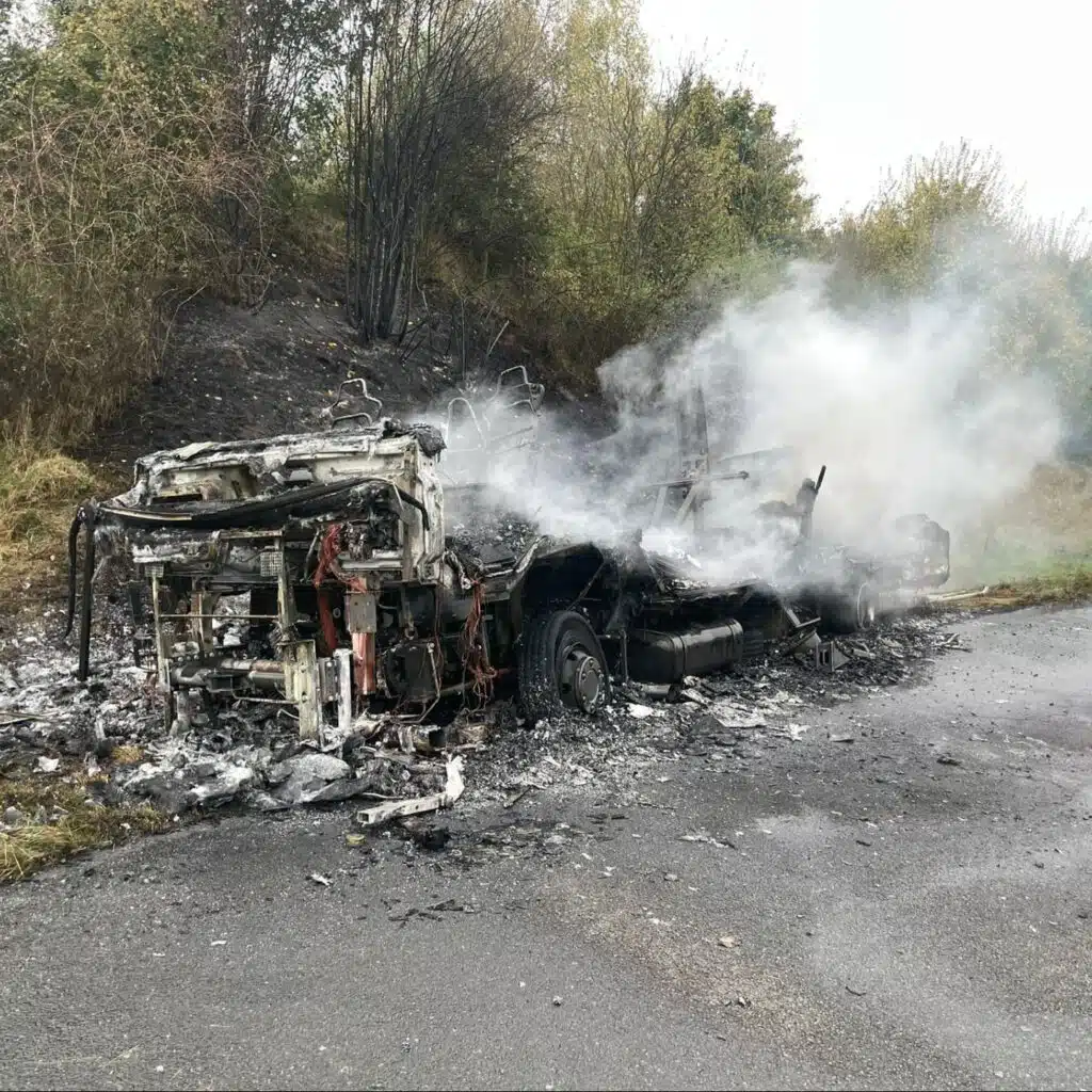 Ausgebranntes Fahrzeug auf dem Standstreifen