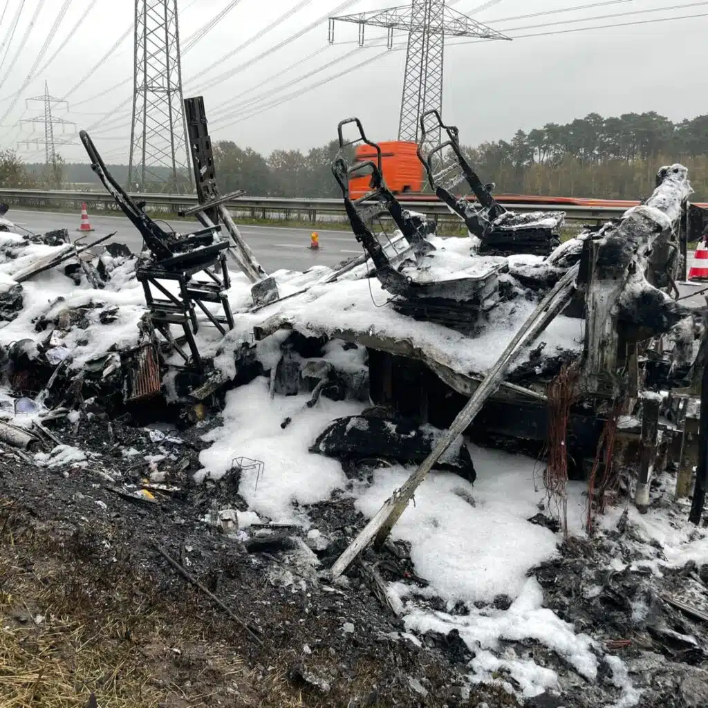 Ausgebranntes Fahrzeug auf dem Standstreifen