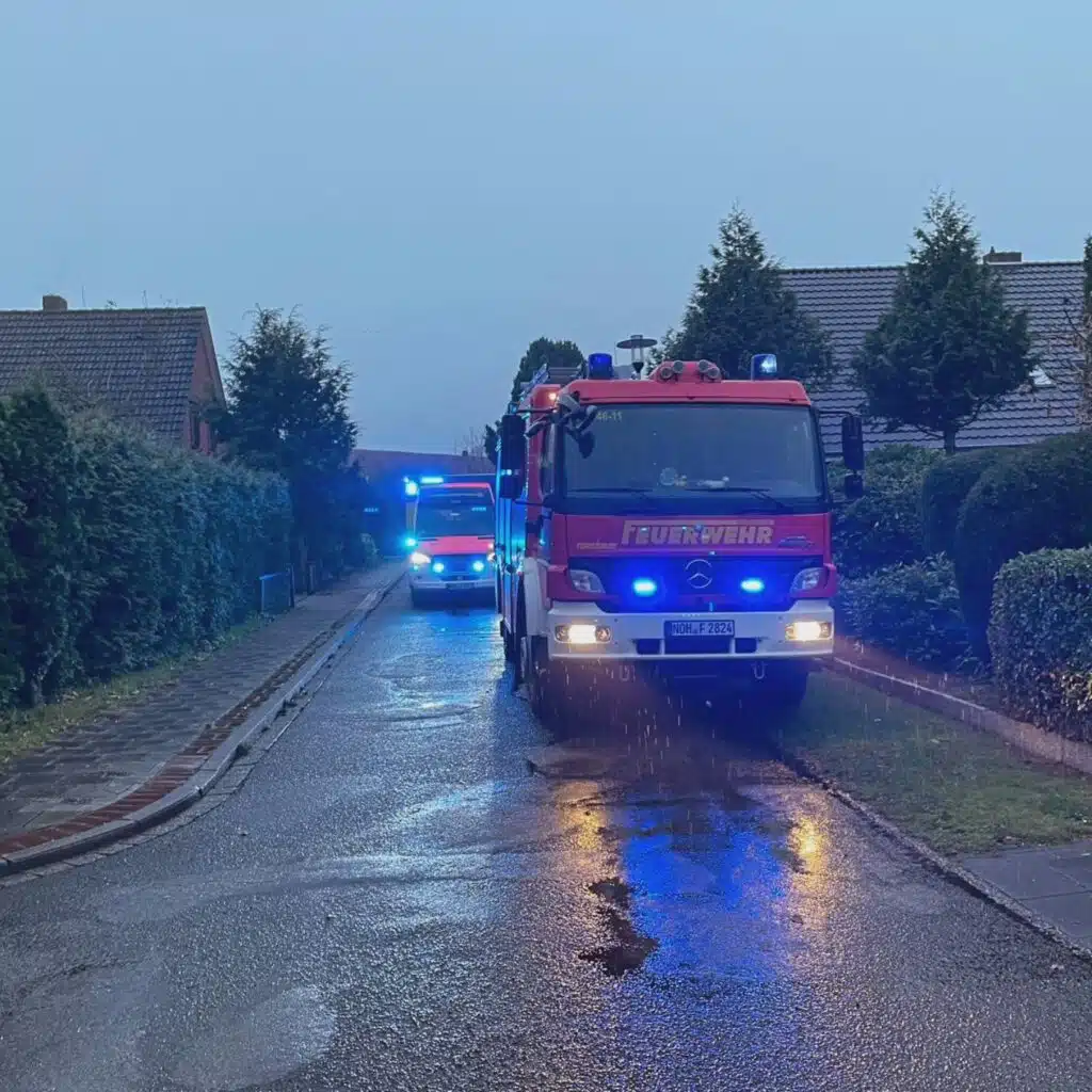 Feuerwehr und Rettungsdienst am Straßenrand