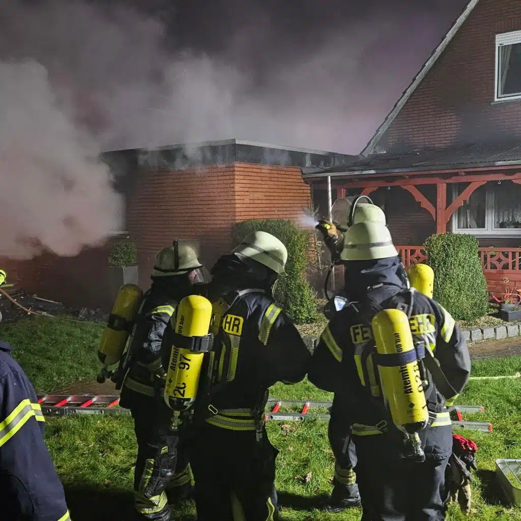 Feuerwehrleute in Bereitschaft vor dem Gebäude