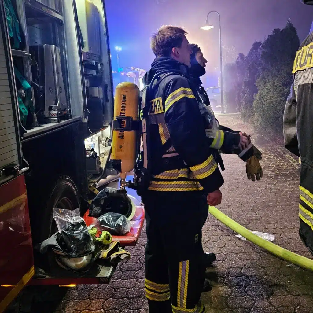 Atemschutzgeräteträger vor dem Einsatz.