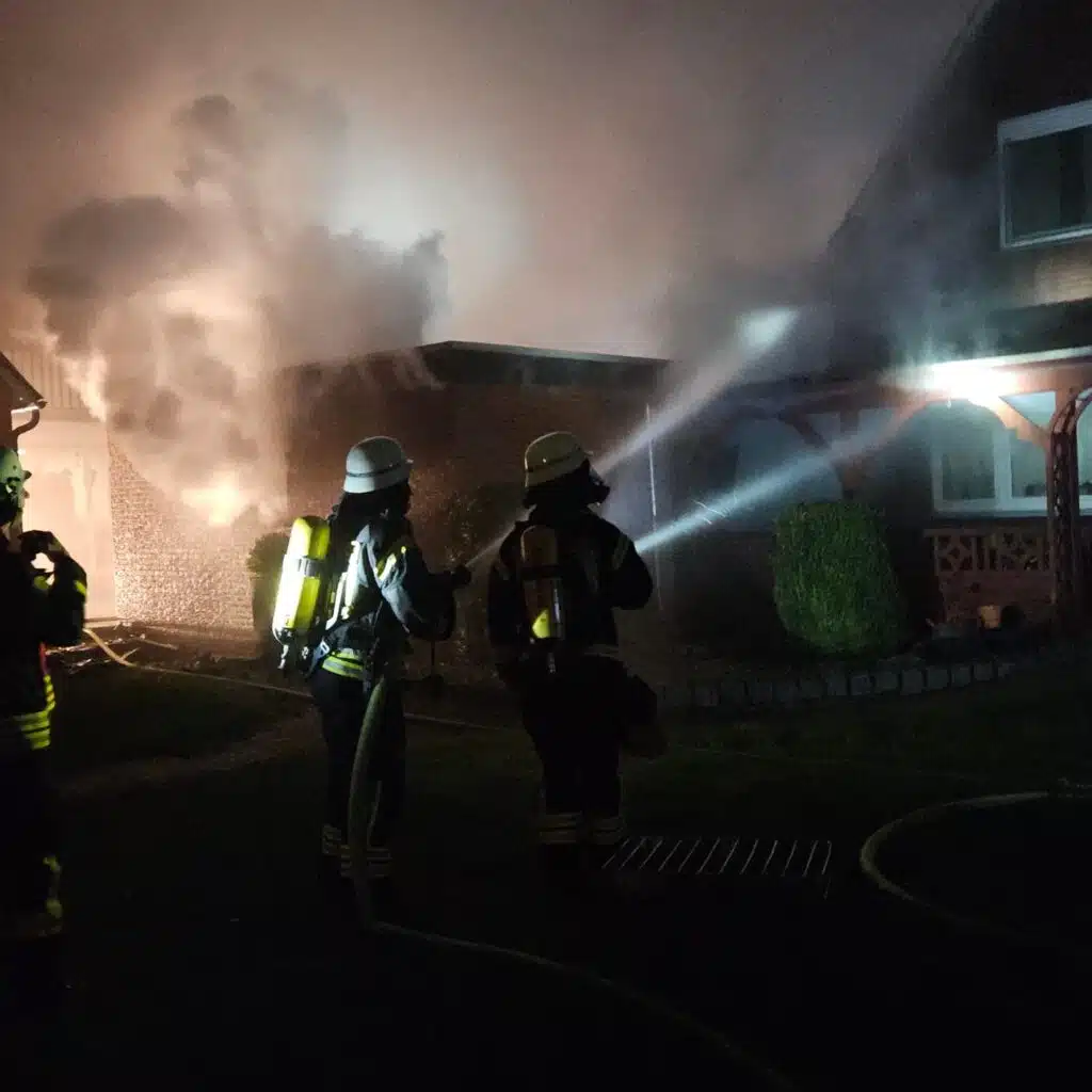 Feuerwehrleute mit Strahlrohr