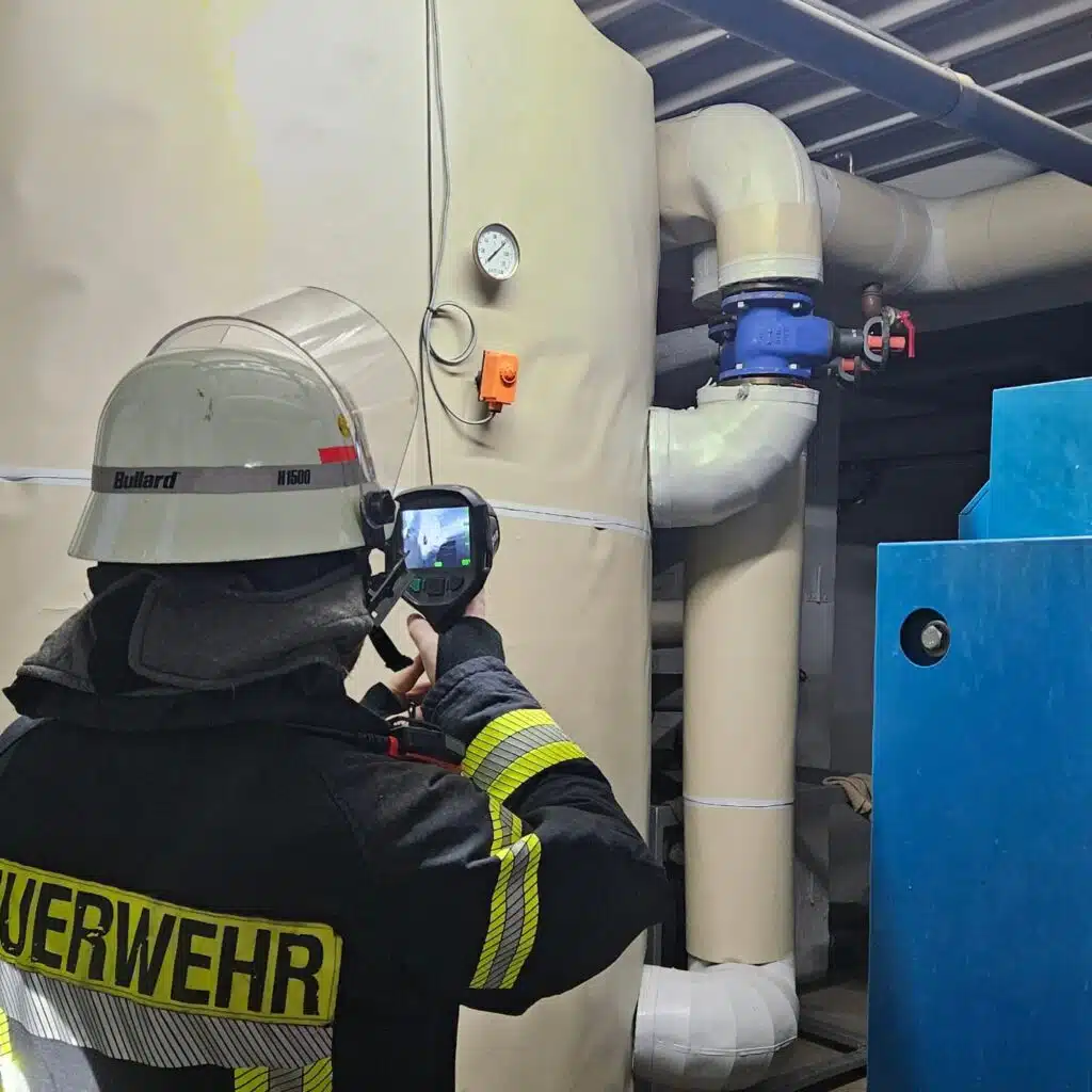 Feuerwehrmann mit Wärmebildkamera