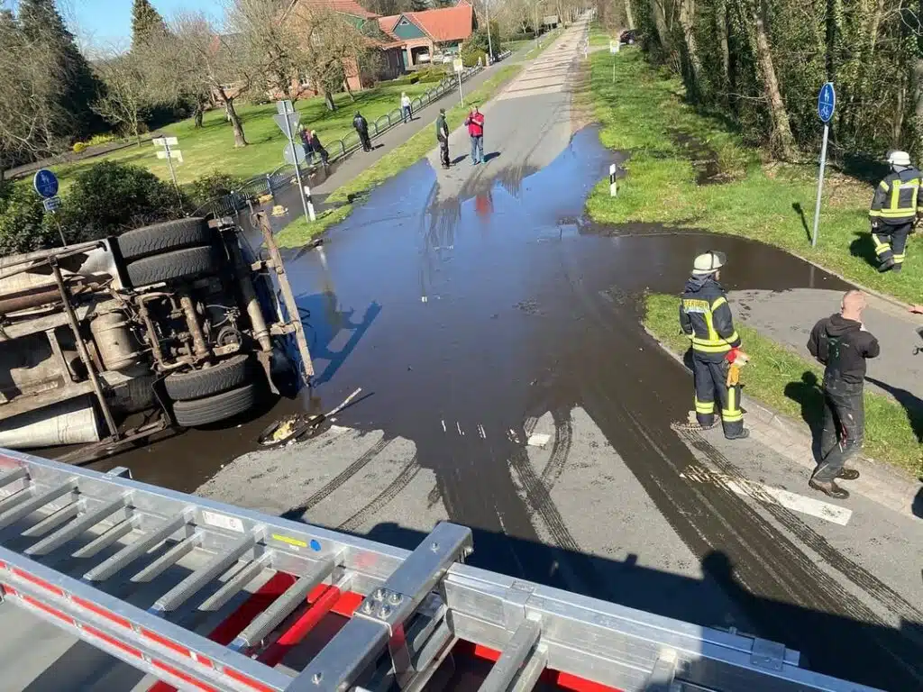 Umgekippter Anhänger im Kreisverkehr