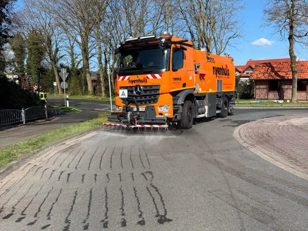 Reinigungsfahrzeug bei der Reinigung