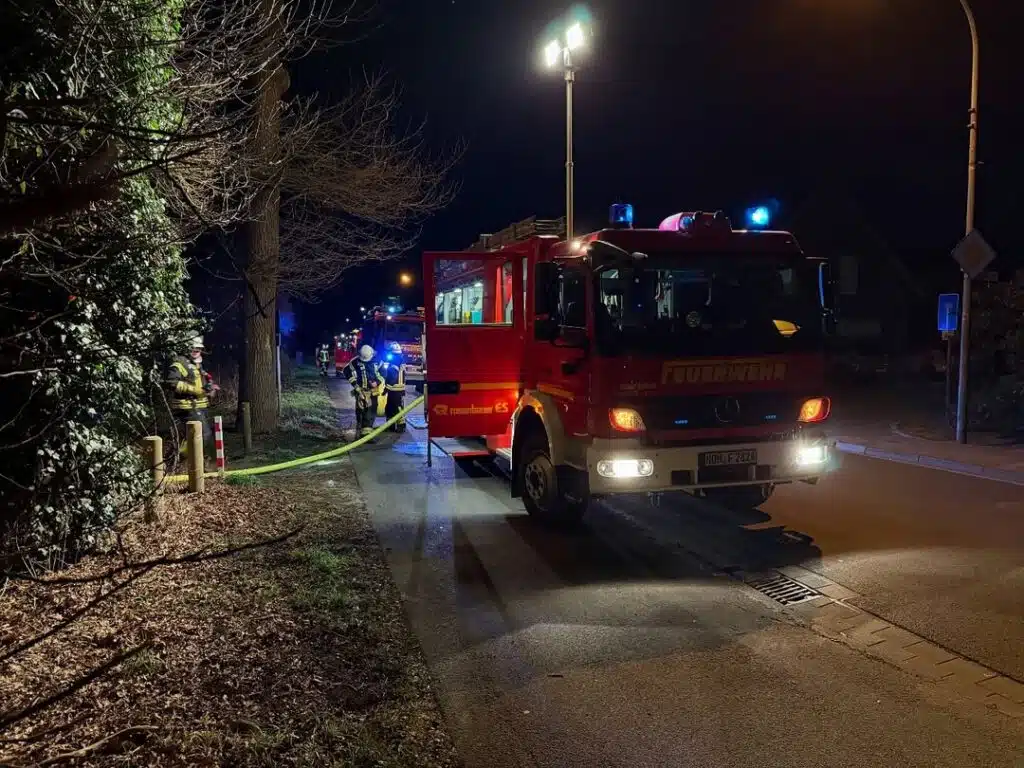 Hilfeleistungslöschfahrzeug im dunkeln
