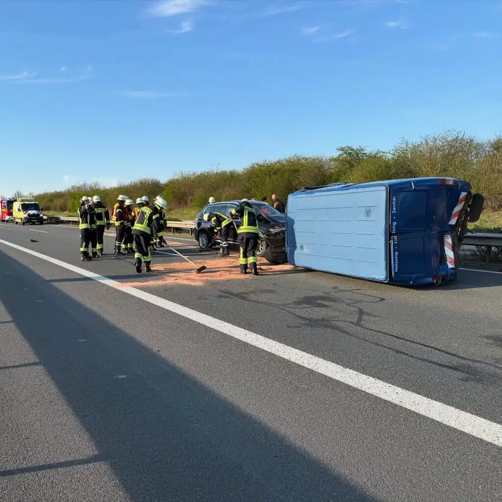 Umgekippter Transporter und beschädigter PKW