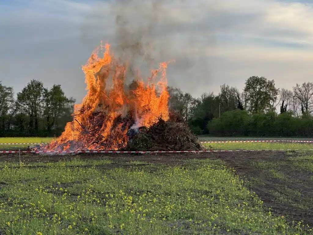 Das Osterfeuer brennt