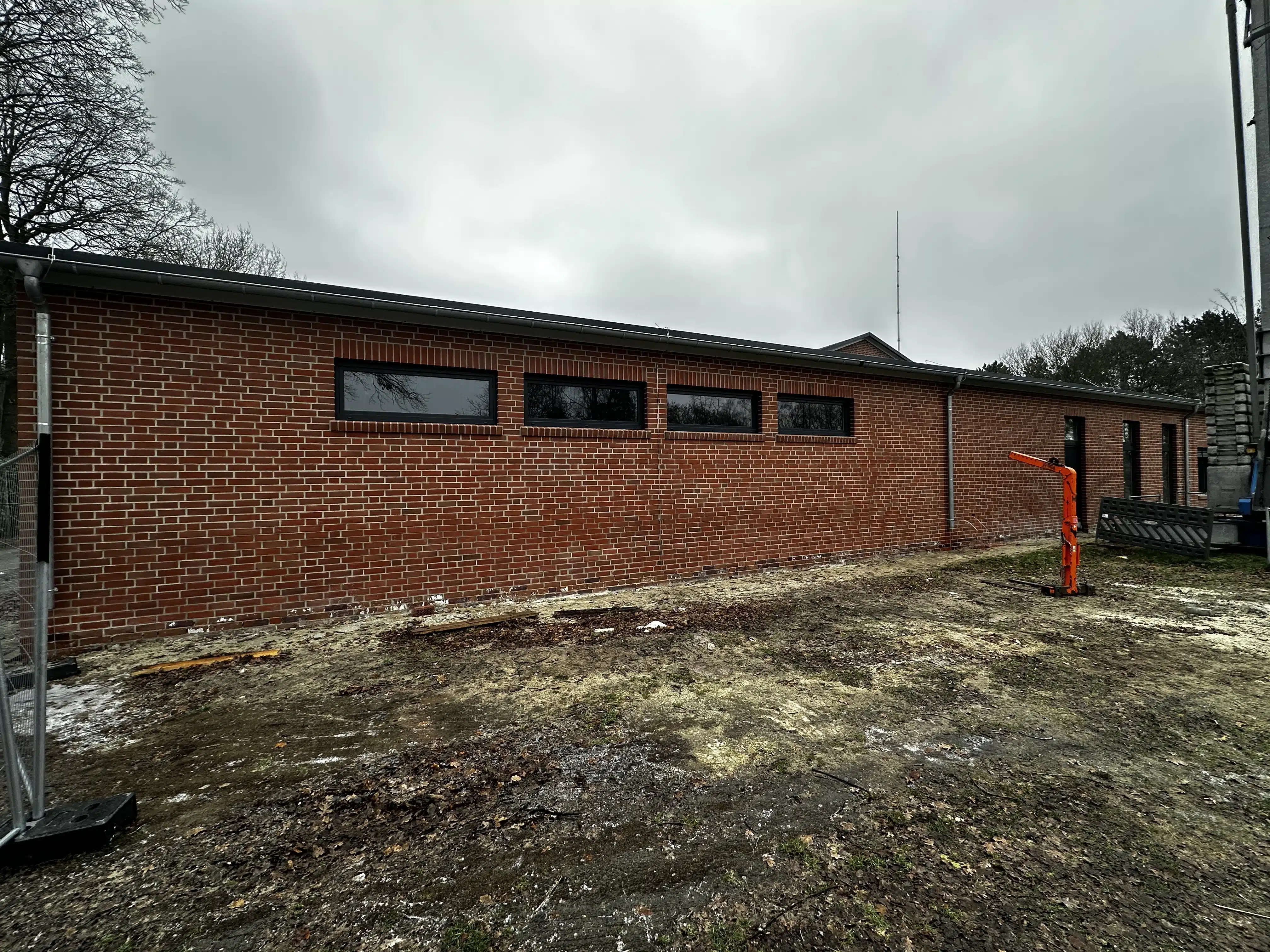 Es gab weitere Fenster und die Putzer sind gestartet